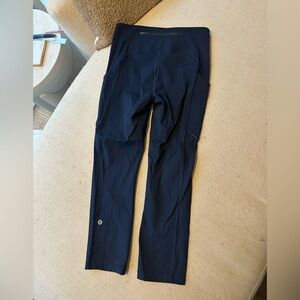 Lululemon women’s navy cropped wunder train leggings